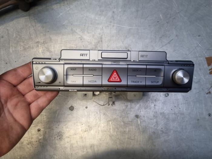 Radio from a Hyundai Nexo FCEV FWD 2020
