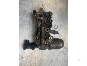 Usados Cuerpo de filtro de aceite Mercedes Sprinter 3t (906.61) 216 CDI 16V Precio € 36,30 IVA incluido ofrecido por Poolman autodemontage