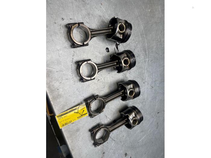 Usagé Piston Audi Q5 (8RB) 2.0 TDI 16V Quattro Prix € 50,00 Règlement à la marge proposé par Poolman autodemontage