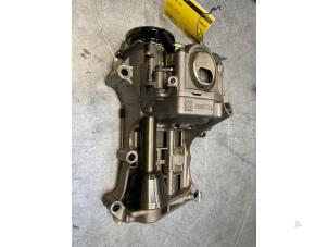 Usagé Pompe à huile Opel Astra K 1.0 Turbo 12V Prix € 100,00 Règlement à la marge proposé par Poolman autodemontage