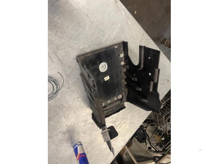 Begagnade Batterilåda Landrover Range Rover Evoque (LVJ/LVS) 2.0 D 180 16V Coupe Pris € 30,00 Marginaltabell erbjuds av Poolman autodemontage