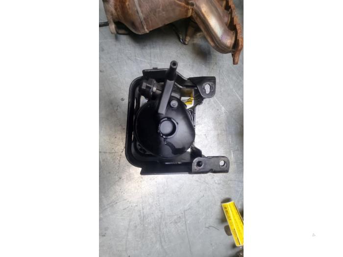 Fuel filter housing from a Land Rover Range Rover Evoque (LVJ/LVS) 2.0 D 180 16V Coupe 2019
