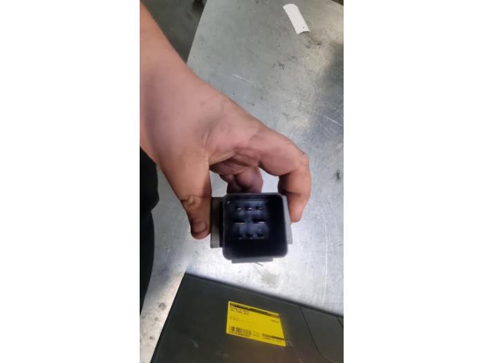 Glow plug relay Opel Vivaro 2.0 CDTI 8200859243