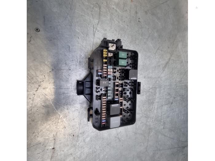 Caja de fusibles de un Volvo XC40 (XZ) Recharge Electric 2020