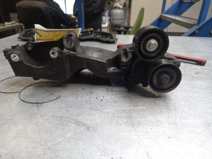 Usagé Support dynamo bas Opel Vivaro 2.0 CDTI Prix € 20,00 Règlement à la marge proposé par Poolman autodemontage