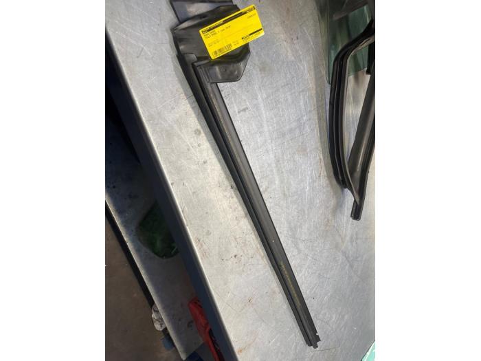 Usados Aleta de ventanilla Tesla Model 3 Standard RWD Plus 60 kWh Precio € 30,00 Norma de margen ofrecido por Poolman autodemontage