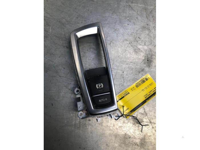 Gebrauchte Handbremse Schalter BMW 5 serie (F10) 520d 16V Preis € 20,00 Margenregelung angeboten von Poolman autodemontage