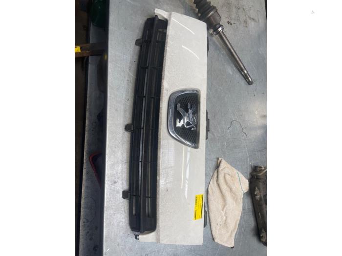 Używane Grill Peugeot Expert (G9) 2.0 HDiF 16V 130 Cena € 50,00 Procedura marży oferowane przez Poolman autodemontage