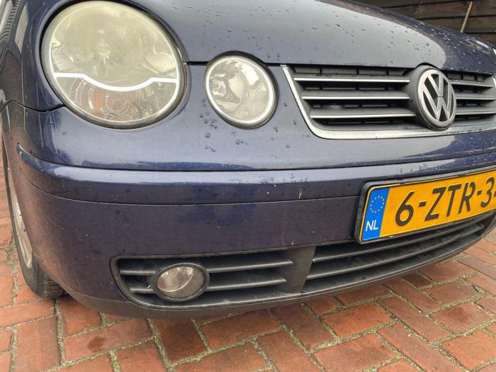Front bumper from a Volkswagen Polo IV (9N1/2/3) 1.4 16V 2003