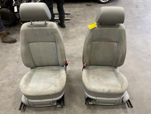 Używane Fotele przednie lewy + prawy Volkswagen Caddy III (2KA,2KH,2CA,2CH) 1.9 TDI Cena € 100,00 Procedura marży oferowane przez Poolman autodemontage