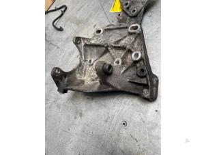 Support dynamo haut d'un Volvo XC60 I (DZ) 2.4 D5 20V AWD 2008