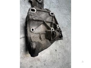 Support dynamo haut d'un Volvo XC60 I (DZ) 2.4 D5 20V AWD 2008