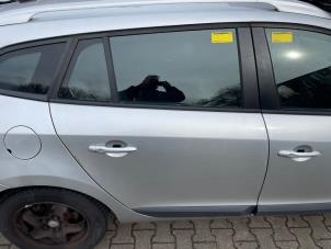 Używane Drzwi prawe tylne wersja 4-drzwiowa Renault Megane III Grandtour (KZ) 1.5 dCi 110 Cena € 150,00 Procedura marży oferowane przez Poolman autodemontage