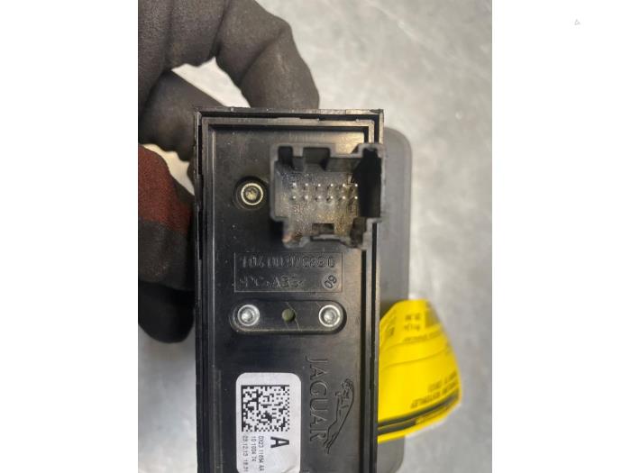 Tailgate switch from a Jaguar XF (CC9) 2.2 D 16V 2013