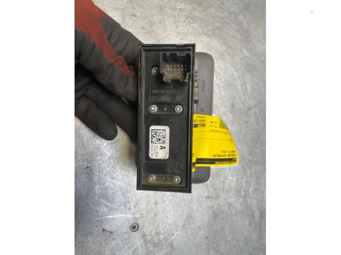 Tailgate switch from a Jaguar XF (CC9) 2.2 D 16V 2013
