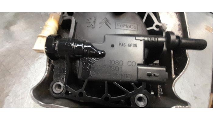 Cuerpo del filtro de combustible de un Peugeot Expert (G9) 2.0 HDiF 16V 130 2012