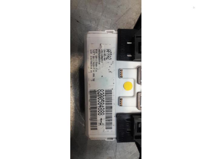 Begagnade Innerdisplay Opel Movano (4A1; 4A2; 4B2; 4B3; 4C2; 4C3) 2.5 CDTI 16V DPF Pris € 30,00 Marginaltabell erbjuds av Poolman autodemontage