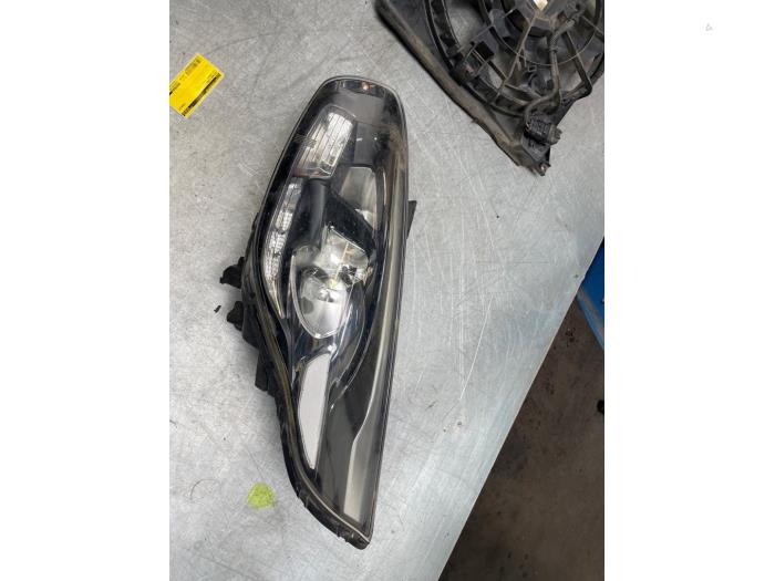 Headlight, left from a Kia Carens IV (RP) 1.7 CRDi 16V 2014