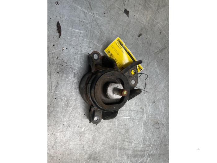 Engine mount from a Kia Carens IV (RP) 1.7 CRDi 16V 2014