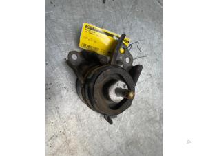 Engine mount from a Kia Carens IV (RP) 1.7 CRDi 16V 2014