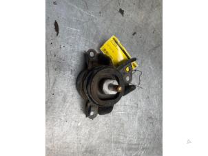 Engine mount from a Kia Carens IV (RP) 1.7 CRDi 16V 2014