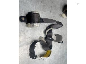 Used Rear seatbelt, right Honda FR-V (BE) 1.7 16V Price € 30,00 Margin scheme offered by Poolman autodemontage