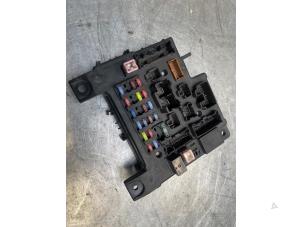 Usados Caja de fusibles Citroen C-Crosser 2.4 16V Precio € 50,00 Norma de margen ofrecido por Poolman autodemontage