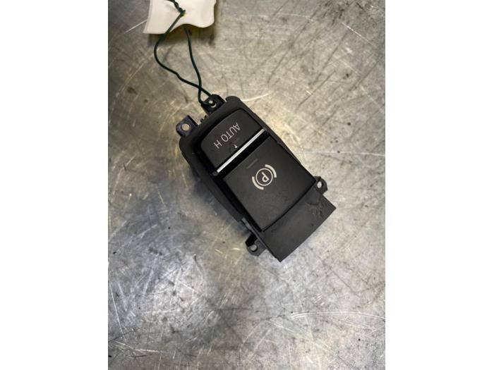 Używane Przelacznik hamulca postojowego BMW 5 serie (F10) 530i 24V TwinPower Turbo Cena € 20,00 Procedura marży oferowane przez Poolman autodemontage