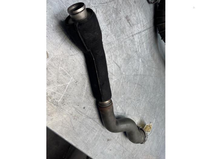 Używane Przewód Turbo Opel Movano (4A1; 4A2; 4B2; 4B3; 4C2; 4C3) 2.5 CDTI 16V DPF Cena € 30,00 Procedura marży oferowane przez Poolman autodemontage