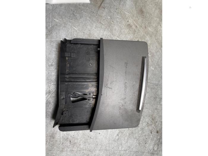Begagnade Askkopp, fram Audi A6 (C6) 2.4 V6 24V Pris € 20,00 Marginaltabell erbjuds av Poolman autodemontage