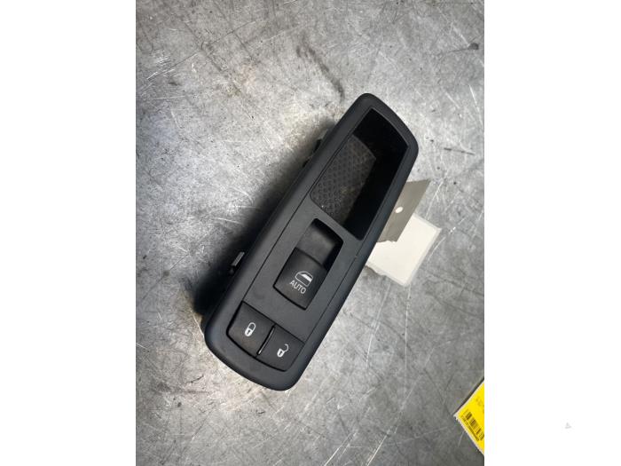 Usados Interruptor de ventanilla eléctrica Jeep Grand Cherokee (WK/WK2) 3.0 CRD V6 24V Precio € 30,00 Norma de margen ofrecido por Poolman autodemontage