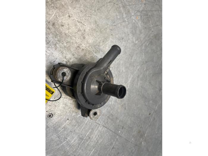 Begagnade Extra vattenpump Toyota Auris (E18) 1.8 16V Hybrid Pris € 25,00 Marginaltabell erbjuds av Poolman autodemontage