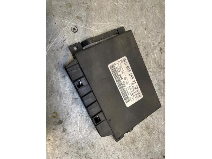 Begagnade PDC-modul Mercedes E (W211) 5.0 E-500 V8 24V Pris € 30,00 Marginaltabell erbjuds av Poolman autodemontage