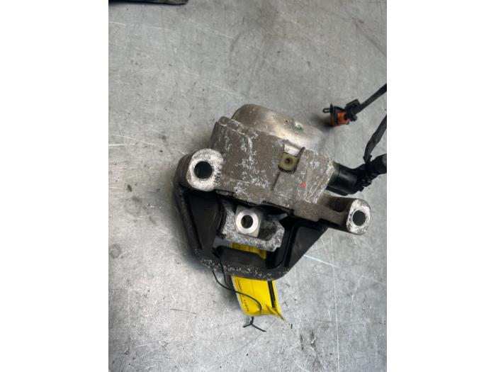Used Engine mount Audi A8 (D4) 3.0 TDI V6 24V Quattro Price € 30,00 Margin scheme offered by Poolman autodemontage