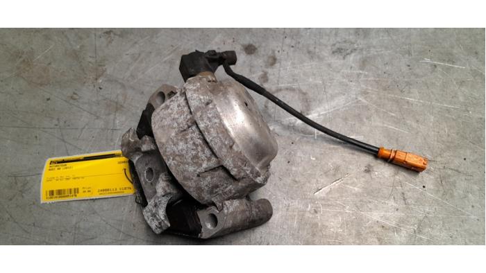 Used Engine mount Audi A8 (D4) 3.0 TDI V6 24V Quattro Price € 30,00 Margin scheme offered by Poolman autodemontage