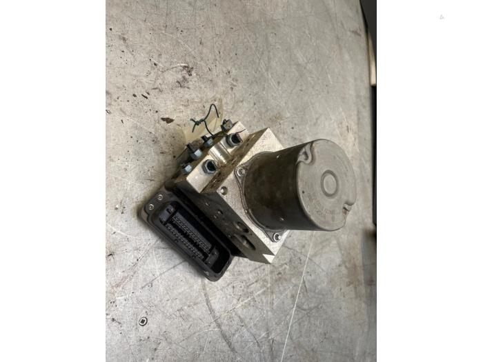 Używane Pompa ABS Audi A8 (D4) 3.0 TDI V6 24V Quattro Cena € 100,00 Procedura marży oferowane przez Poolman autodemontage
