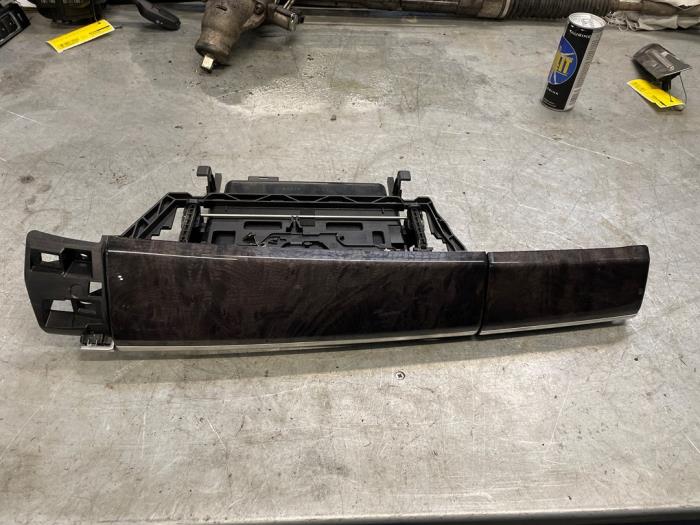 Używane Schowek BMW 7 serie (F01/02/03/04) 750i,Li,LiS V8 32V Cena € 50,00 Procedura marży oferowane przez Poolman autodemontage