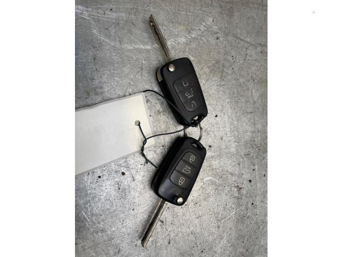 Używane Klucz Kia Sorento II (XM) 2.2 CRDi 16V VGT 4x2 Cena € 40,00 Procedura marży oferowane przez Poolman autodemontage