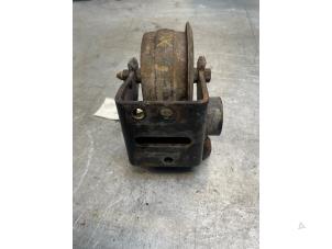 Engine mount from a Kia Sorento II (XM) 2.2 CRDi 16V VGT 4x2 2009