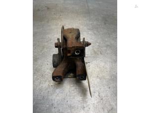 Engine mount from a Kia Sorento II (XM) 2.2 CRDi 16V VGT 4x2 2009