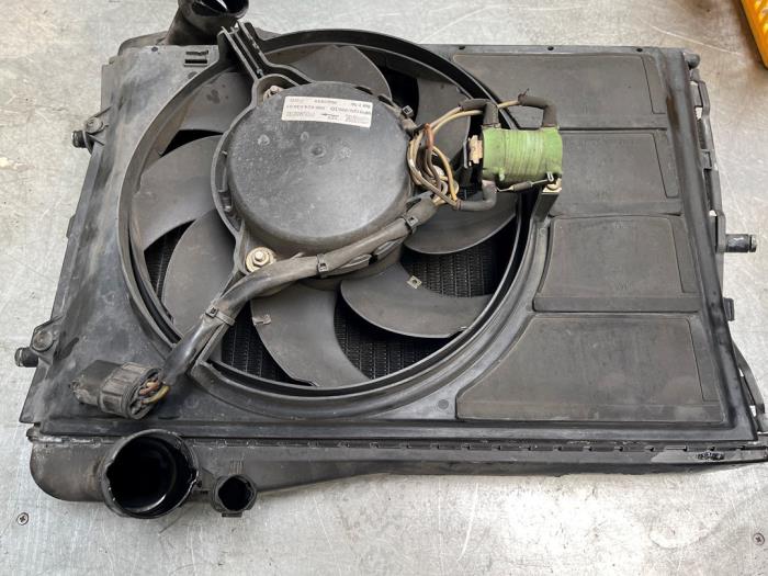 Usagé Radiateur Porsche 911 (996) 3.6 Turbo 4 24V Prix € 250,00 Règlement à la marge proposé par Poolman autodemontage
