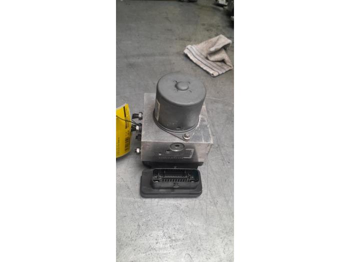Begagnade ABS-pump Mercedes ML III (166) 2.1 ML-250 CDI 16V BlueTEC 4-Matic Pris € 100,00 Marginaltabell erbjuds av Poolman autodemontage