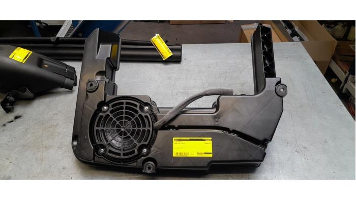 Używane Subwoofer Audi A4 Avant (B8) 1.8 TFSI 16V Quattro Cena € 49,00 Procedura marży oferowane przez Poolman autodemontage