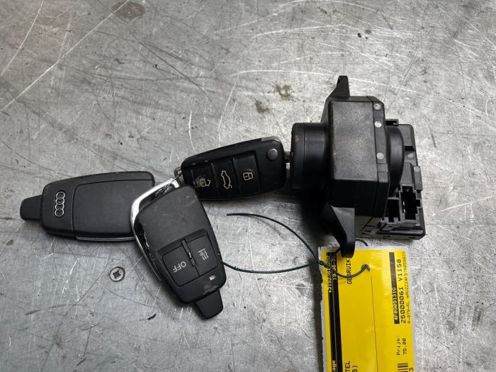Używane Stacyjka + Kluczyk Audi S6 (C6) 5.2 V10 40V Cena € 75,00 Procedura marży oferowane przez Poolman autodemontage
