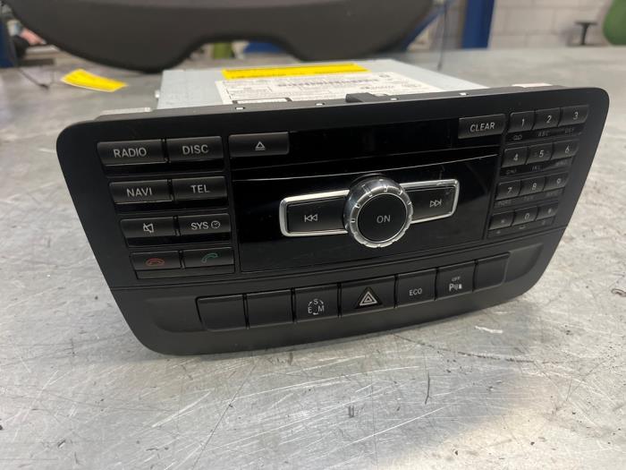 Używane Radio Mercedes A (W176) 1.6 A-180 16V Cena € 75,00 Procedura marży oferowane przez Poolman autodemontage