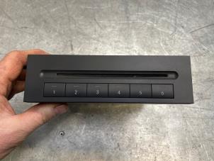 Usagé Lecteur CD Mercedes E-Klasse AMG (W211) 6.2 E-63 AMG V8 32V Prix € 75,00 Règlement à la marge proposé par Poolman autodemontage