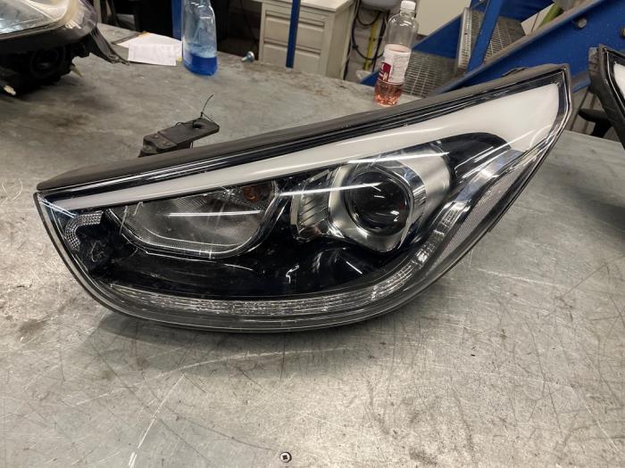 Używane Reflektor lewy Hyundai iX35 (LM) 2.0 CRDi 16V 4x4 Cena € 250,00 Procedura marży oferowane przez Poolman autodemontage