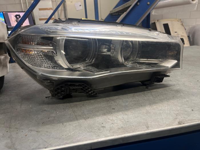 Używane Reflektor prawy BMW X5 (F15) xDrive 35d 3.0 24V Cena € 250,00 Procedura marży oferowane przez Poolman autodemontage