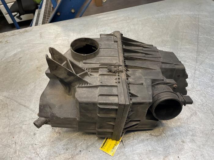Gebrauchte Luftfiltergehäuse Volkswagen Multivan T5 (7E/7HC/7HF/7HM) 2.5 Tdi Preis € 30,00 Margenregelung angeboten von Poolman autodemontage