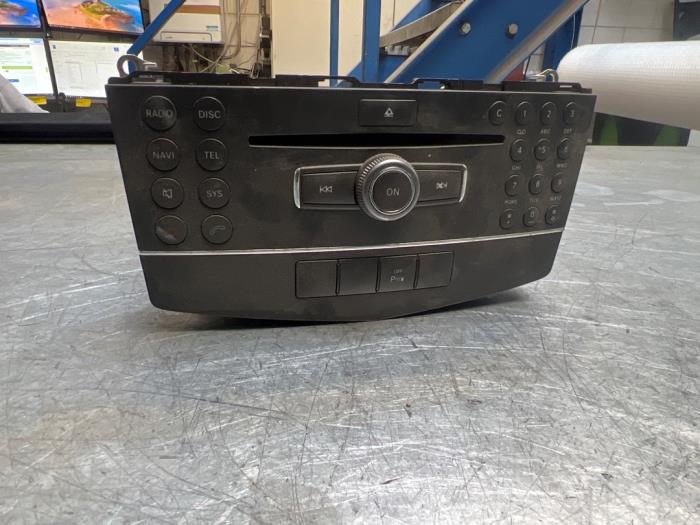 Używane Radio Mercedes C (W204) 2.2 C-200 CDI 16V Cena € 50,00 Procedura marży oferowane przez Poolman autodemontage